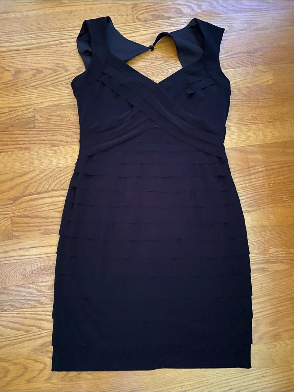 Jones Wear Black Sleeveless V-Neck Midi Dress